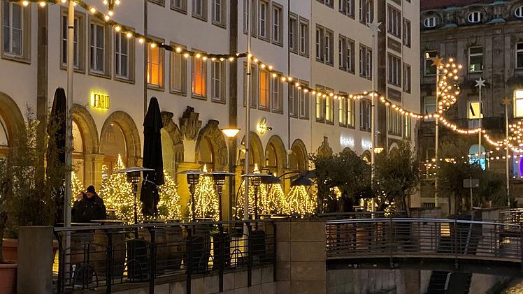 Bayreuther Innenstadt ist mit längster Lichterkette Frankens geschmückt