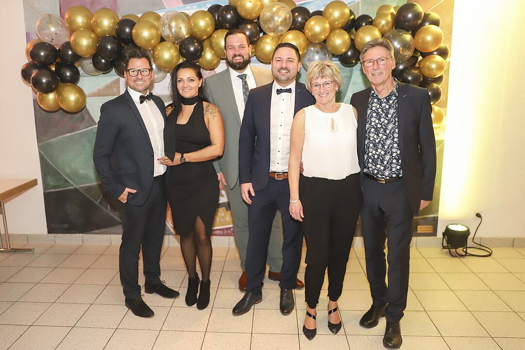 Es wurde in das Jahr 2025 gefeiert.