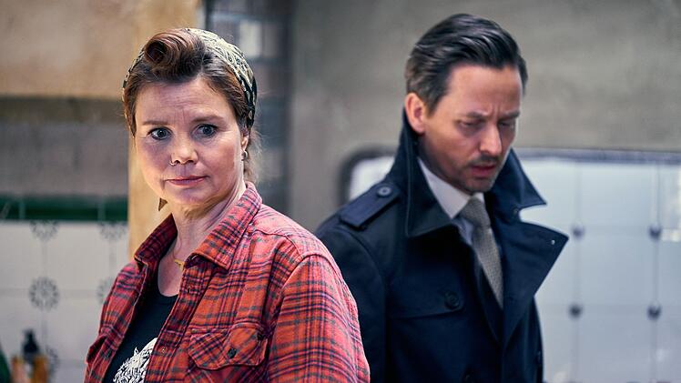 Helen (Annette Frier) stammt aus Köln-Nippes und leitet die Küche in Schottland. Andreas (Tom Schilling) kommt sie verdächtig vor ...