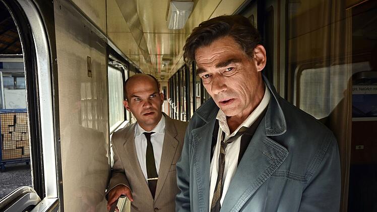 Mord im Interzonen-Express? Die Münchner Polizeibeamten Koch (Martin Feifel, rechts) und Erler (Moritz Katzmair) ermitteln in dem Zug - und auch ihnen läuft die Zeit weg. An der Grenze müssen sie aussteigen ...