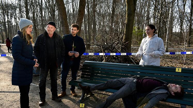 Im Tiergarten wird eine Leiche gefunden. Die Kommissare Linett Wachow (Stefanie Stappenbeck, links), Otto Garber (Florian Martens, zweiter von links) und Nils Makowski (Lucas Reiber) &uuml;bernehmen den Fall; Rechtsmedizinerin Gabriele Simkeit (Eva Sixt) gibt ihnen erste Infos.