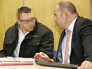 Kurz vor Beginn des dritten und letzten Prozesstages unterhält sich der 25-jährige Angeklagte am gestrigen Freitag mit seinem Verteidiger Thomas Drehsen.  Foto: M. Hoch