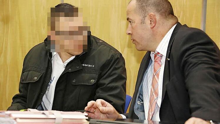 Kurz vor Beginn des dritten und letzten Prozesstages unterhält sich der 25-jährige Angeklagte am gestrigen Freitag mit seinem Verteidiger Thomas Drehsen.  Foto: M. Hoch