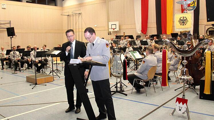 Eintrags ins goldene Buch. Links Bürgermeister Fischkal Foto: Johanna Blum