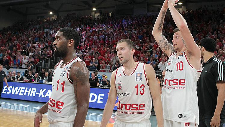 Müde, aber glücklich: Brad Wanamaker, Janis Strelnieks und Daniel Theis nach dem dritten und entscheidenden Sieg. Fotos: sportpress