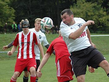 Wieder nichts: Auch Paul Marek (rechts) von der SG Wildflecken war kein Tor vergönnt im Spiel gegen Schondras Reservisten. Fotos: Sebastian Schmitt