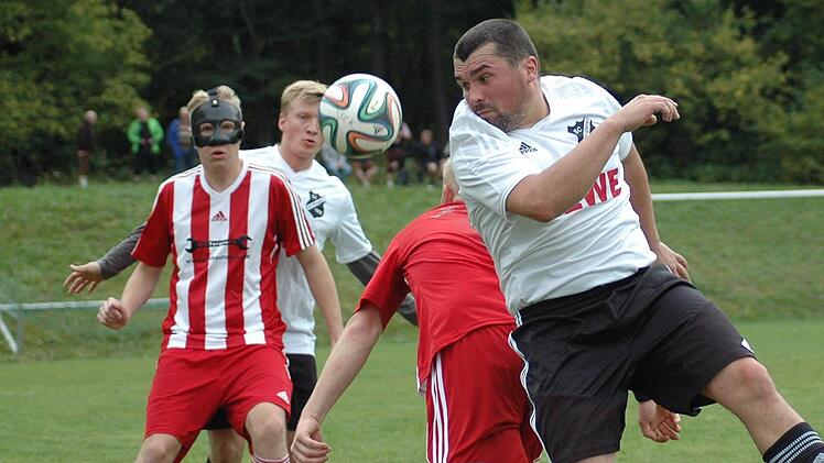 Wieder nichts: Auch Paul Marek (rechts) von der SG Wildflecken war kein Tor vergönnt im Spiel gegen Schondras Reservisten. Fotos: Sebastian Schmitt