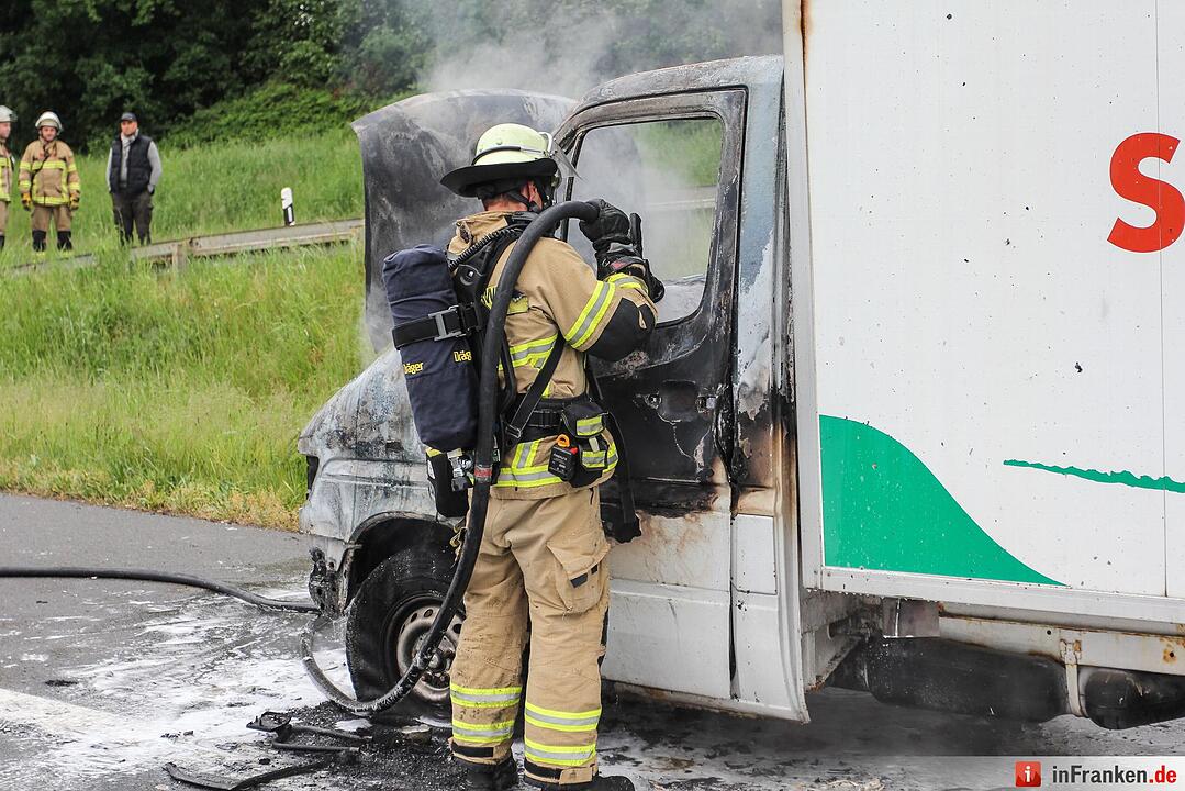 Transporter brennt auf A73 komplett aus
