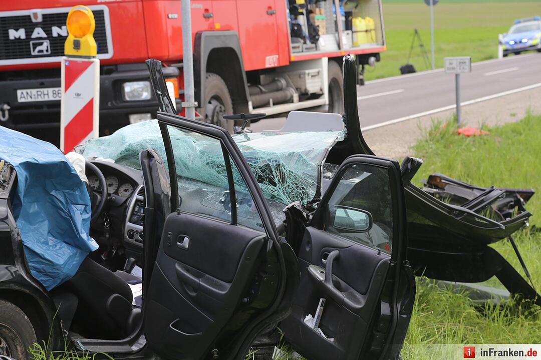 Ansbach: Fahranfänger kracht in Bagger