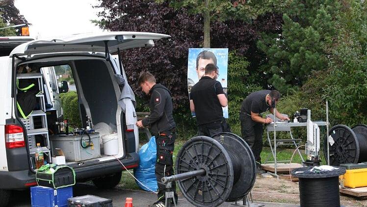Einblasen der Glasfaser in das im Entstehen begriffene  Versorgungsgebiet Pettstadt Foto: Werner Baier