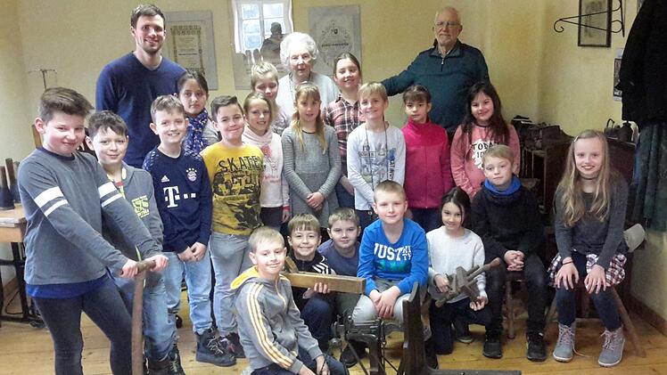Mit ihrem Lehrer Philipp Pfeuffer (hinten links) waren Bad Brückenauer Grundschüler in den Heimatstuben zu Gast. Einen interessanten Rundgang für die Mädchen und Jungen gestalteten Else Prause (Mitte) und Hubert Töpfer (hinten rechts). Foto: Rolf Pralle.