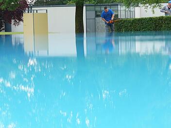 Vor Saisonstart schneiden die Mitarbeiter noch die Hecke. Foto: Arkadius Guzy