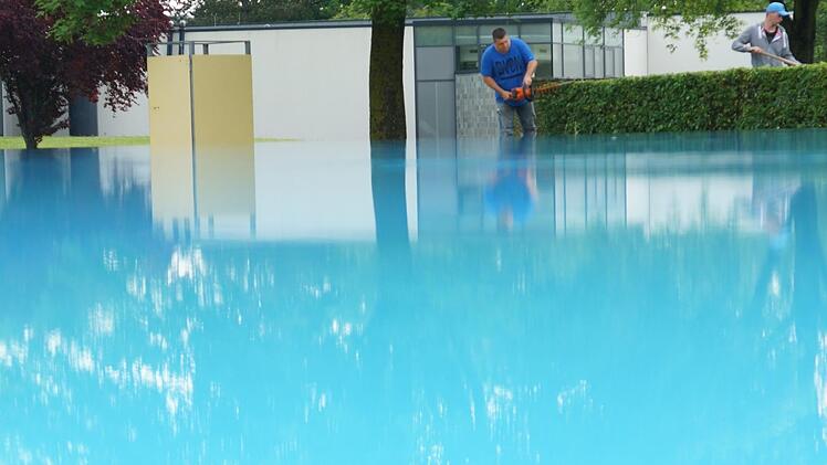 Vor Saisonstart schneiden die Mitarbeiter noch die Hecke. Foto: Arkadius Guzy