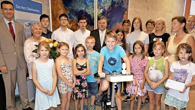 Die Preistr&auml;ger des Wettbewerbes "Wir bewegen was". Im Bild (Zweite von links) Nelly D&ouml;ppmann, die als Leiterin des Arbeitskreises "Schule und Umwelt" verabschiedet wurde. Foto: Werner Rei&szlig;aus