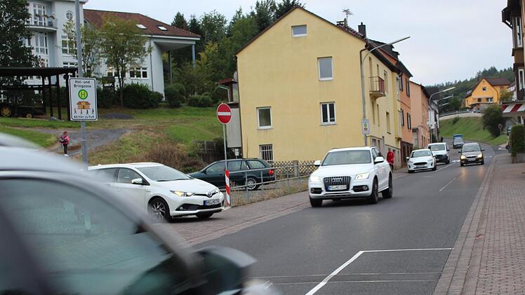 Morgens in der Buchwaldstraße: Nur wenige Eltern nehmen die Hol- und Bringzone in Anspruch. Foto: Julia Raab