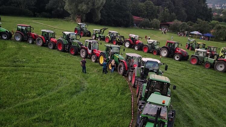 Mit mehr als 60 Traktoren versammelten sich  Landwirte in  Rüssenbach . Foto: privat