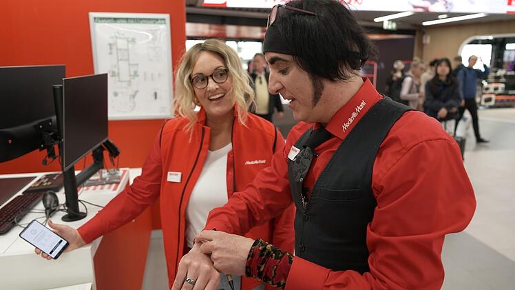 Ein echtes Erlebnis: Berit ist als Probearbeiterin Svenja total begeistert von Welcome Mager Leif, der seine Kunden auch mal mit einer Gesangseinlage fesselt.
