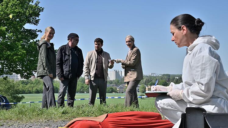 Dr. Simkeit (Eva Sixt) untersucht die Tote, w&auml;hrend sich Linett Wachow (Stefanie Stappenbeck), Otto Garber (Florian Martens), Nils Makowski (Lucas Reiber) und Corinna Giebelhausen (Katja Weitzenb&ouml;ck) beraten.