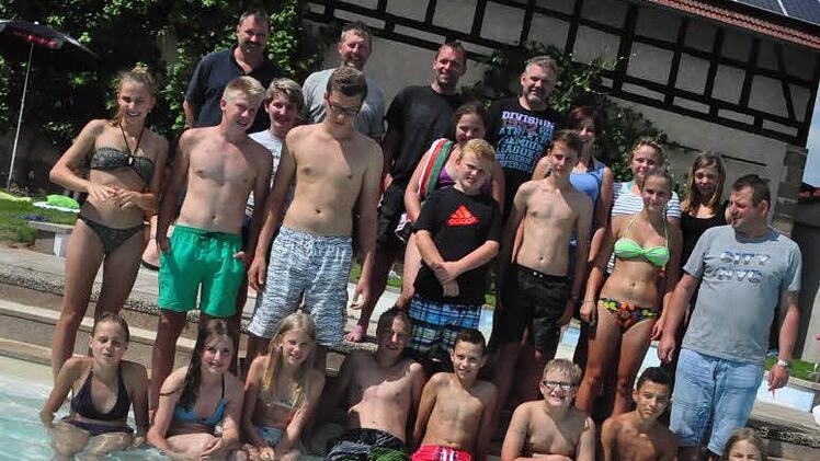 Erste inoffizielle Gäste war am Samstag eine Gruppe der Rentweinsdorfer Feuerwehr, die von ihrem Zeltlager in Leuzendorf einen Abstecher ins Kraisdorfer Bad machten.