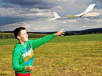Wie lange bleibt mein Flieger in der Luft? Marcel Gäbelein testet seinen "Kolibri" bei dessen Jungfernflug. Foto: Klaus Gagel