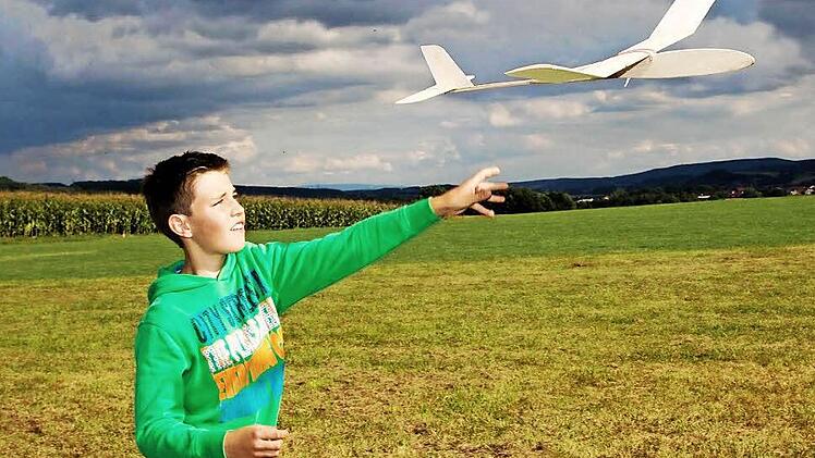 Wie lange bleibt mein Flieger in der Luft? Marcel Gäbelein testet seinen "Kolibri" bei dessen Jungfernflug. Foto: Klaus Gagel