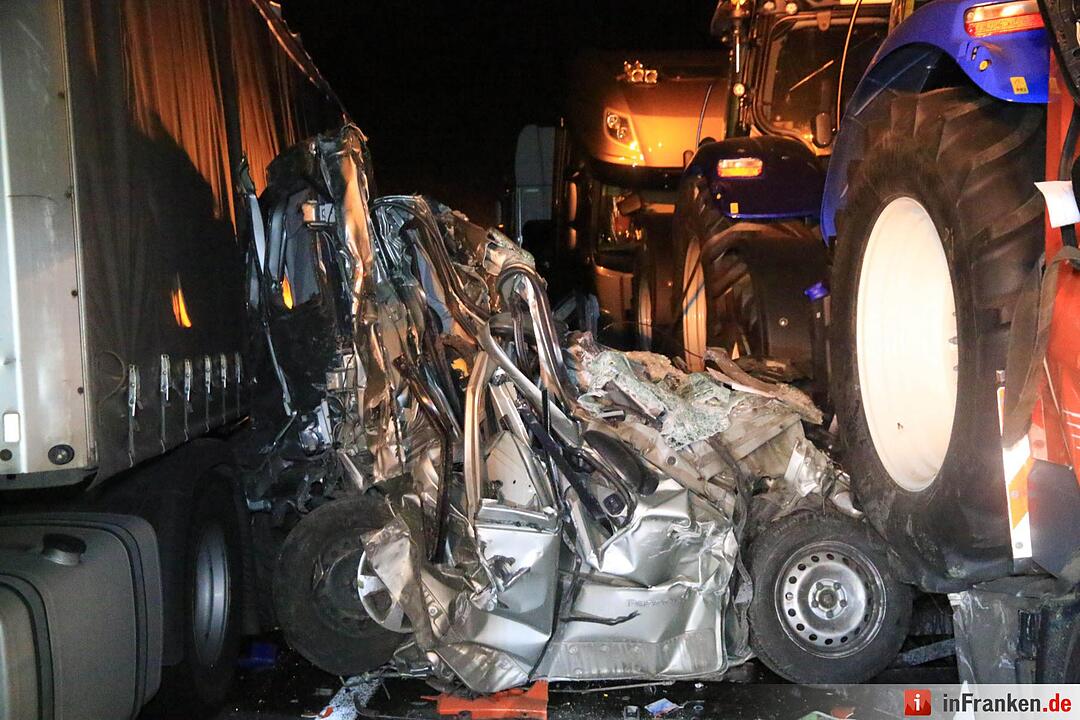 Transporter zwischen Lkw eingeklemmt