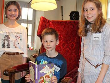 Nevio Stempien gewann den Vorlesewettbewerb der fünften Klassen an oberfränkischen Realschulen. Er landete vor Ida Wittmann aus Kronach (l.) und Lina Kießling aus Helmbrechts (r.). Foto: Michael Memmel
