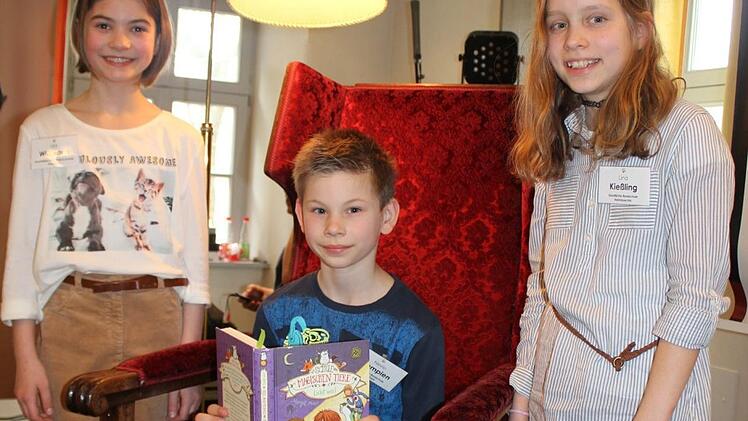 Nevio Stempien gewann den Vorlesewettbewerb der fünften Klassen an oberfränkischen Realschulen. Er landete vor Ida Wittmann aus Kronach (l.) und Lina Kießling aus Helmbrechts (r.). Foto: Michael Memmel