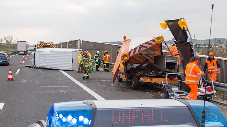 Am Dienstagnachmittag ist auf der A73 ein Sprinter ungebremst in ein Baustellenfahrzeug gefahren. Foto: News5