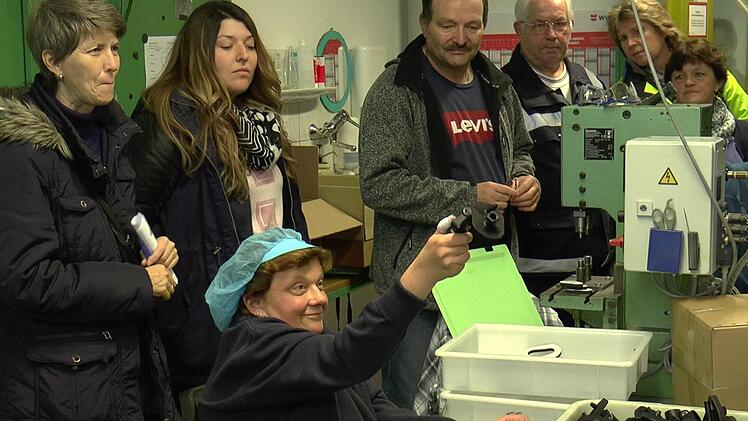 Sandra Kuhn ist bereits seit acht Jahren in der Werkstatt tätig und bearbeitet  Kupplungsgeber für die Autoindustrie.  Christian Licha