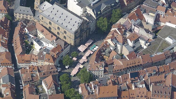Der Gr&uuml;ne Markt zieht als Einkaufsstra&szlig;e mehr Passanten an als alle anderen Einkaufsstra&szlig;en in St&auml;dten vergleichbarer Gr&ouml;&szlig;e.Stadtplanungsamt Bamberg
