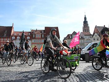 Die Demonstraten beim Start der Demonstration auf dem Marktplatz. Foto: Niklas Schmitt