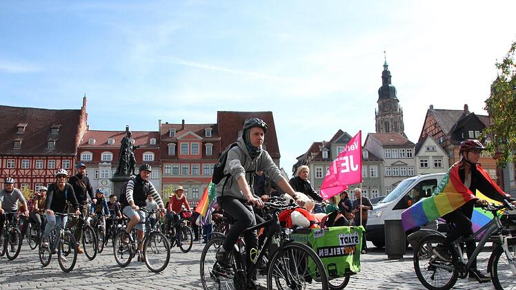Die Demonstraten beim Start der Demonstration auf dem Marktplatz. Foto: Niklas Schmitt
