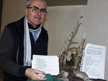 Diakon Christoph Glaser an der Station "Steine aus dem Weg räumen".