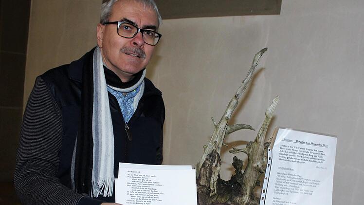 Diakon Christoph Glaser an der Station "Steine aus dem Weg räumen".