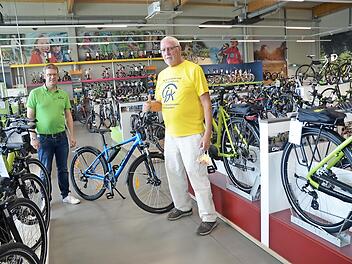 Bei der Spendenübergabe Geschäftsführer Martin Renz (links) und der Dritte Vorsitzende von GgK, Günter Landgrafe. Das Bike ist einer der Tombolapreise für die Teilnehmer am Run of Hope.  Foto: K.- H. Hofmann