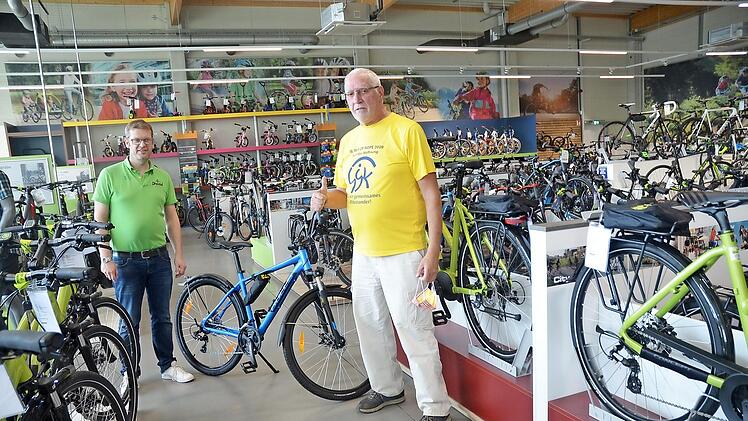Bei der Spendenübergabe Geschäftsführer Martin Renz (links) und der Dritte Vorsitzende von GgK, Günter Landgrafe. Das Bike ist einer der Tombolapreise für die Teilnehmer am Run of Hope.  Foto: K.- H. Hofmann
