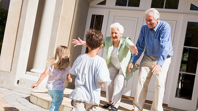 Großeltern, Oma und Opa. Oma, Opa, Enkelkinder, Familie