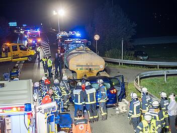 Auto kracht in Traktor-Gespann bei Oberhaid