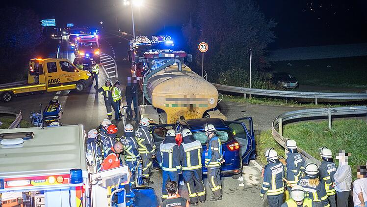 Auto kracht in Traktor-Gespann bei Oberhaid