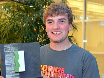 Johannes Schmitt wurde mit seinem modern gehaltenen Bord in Wellenoptik Sieger im Wettbewerb "Die gute Form" der Schreinerinnung Bad Kissingen. Fotos: Peter Rauch