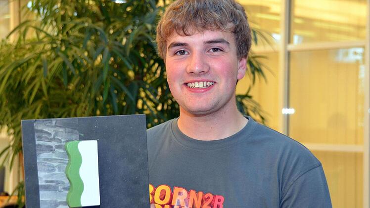 Johannes Schmitt wurde mit seinem modern gehaltenen Bord in Wellenoptik Sieger im Wettbewerb "Die gute Form" der Schreinerinnung Bad Kissingen. Fotos: Peter Rauch