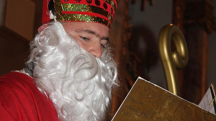 Der Nikolaus (Dieter Witzgall) hatte natürlich sein Goldenes Buch dabei.