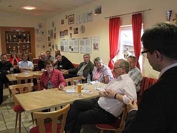 BR-Redaktionsleiter Alexander Müller (rechts) stellte sich beim Leser-Stammtisch in Neuenmarkt der Diskussion. Foto: Jürgen Gärtner