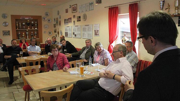BR-Redaktionsleiter Alexander Müller (rechts) stellte sich beim Leser-Stammtisch in Neuenmarkt der Diskussion. Foto: Jürgen Gärtner
