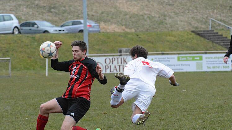 Der eine kniet, der andere fliegt: Die Protagonisten dieser Einlage kommen aus Reichenbach und Bad Brückenau (rechts). Foto: ssp