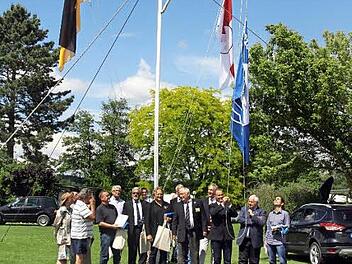 Robert Lorenz (Umwelterziehung) und Hans Partheim&uuml;ller (Motoryachtverband) verliehen f&uuml;r ein weiteres Jahr die "Blaue Flagge" in Bayern an den Staffelsteiner Ostsee.  Foto: Reinhold Schweda