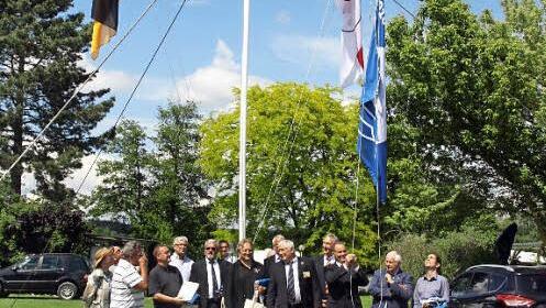 Robert Lorenz (Umwelterziehung) und Hans Partheim&uuml;ller (Motoryachtverband) verliehen f&uuml;r ein weiteres Jahr die "Blaue Flagge" in Bayern an den Staffelsteiner Ostsee.  Foto: Reinhold Schweda