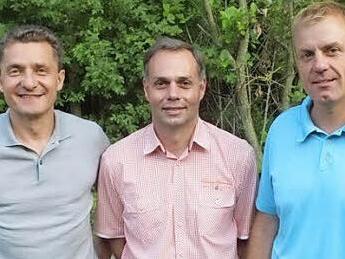 Zonenleiter Stefan Bieger (Lions Club Herzogenaurach), Bürgermeister Heindel (Obernzenn) und Oliver Zeilinger (Past-Präsident Lions Club Neustadt a. d. Aisch) bei der Spendenübergabe Foto: privat