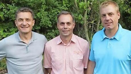 Zonenleiter Stefan Bieger (Lions Club Herzogenaurach), Bürgermeister Heindel (Obernzenn) und Oliver Zeilinger (Past-Präsident Lions Club Neustadt a. d. Aisch) bei der Spendenübergabe Foto: privat